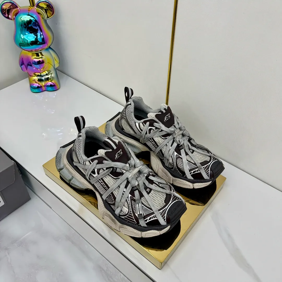 👟👟Ex-factory price 820👟👟 Balenciaga Balenciaga's latest popular 9th generation 3XL Sneaker Spider-Man series, couple's dad shoes, original purchase, development and production. Balenciaga 3XL Sneaker's overall shoe shape draws on the creative ideas of Balenciaga Track and Balenciaga Runner. It is equivalent to removing the outer frame of the Track shoe body while inheriting the streamlined shape and shape of the Runner. Track flat toe, new color matching, the entire shoe body is integrated into the spider binding shoelace design decoration, the exaggerated shape is more prominent. Fabric: original customized imported technical fabric + mesh inner lining: original customized breathable mesh lining. Outsole: original molded 5-layer ultra-light MD combination rubber sole. Bottom thickness: 5CM. Size: 35-45. Original packaging.
